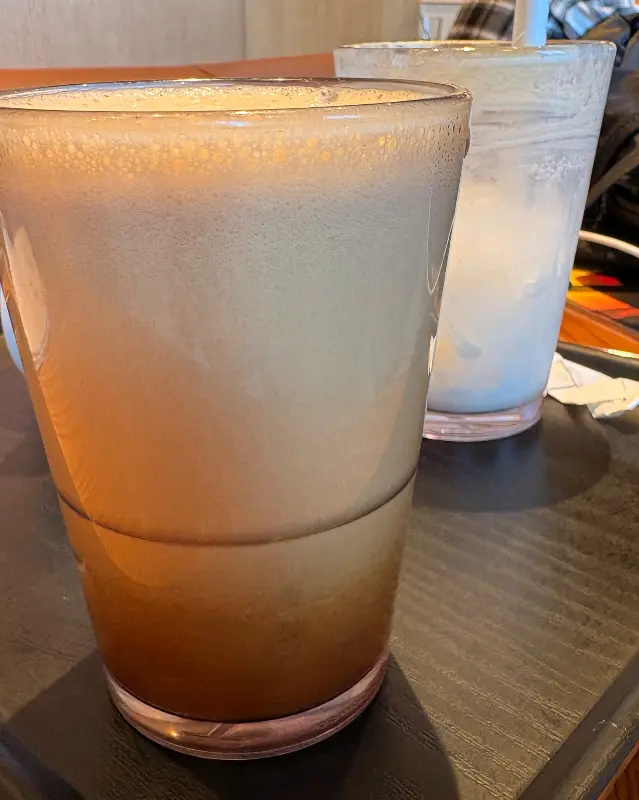 층층이 쌓인 거품이 인상적인 에어로카노