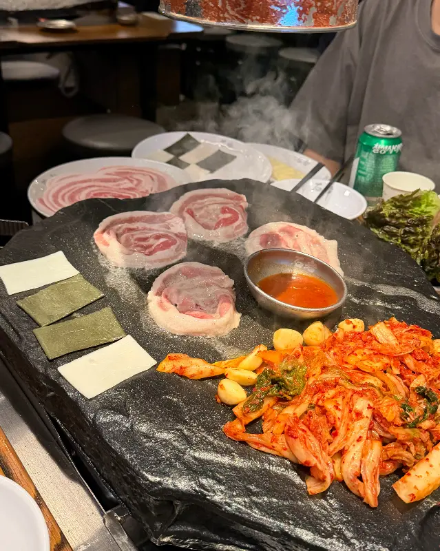 돌판 위 푸짐한 한 상