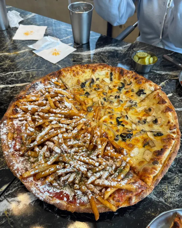 네 가지 맛이 조화롭게 어우러진 쿼터 스트리트 피자