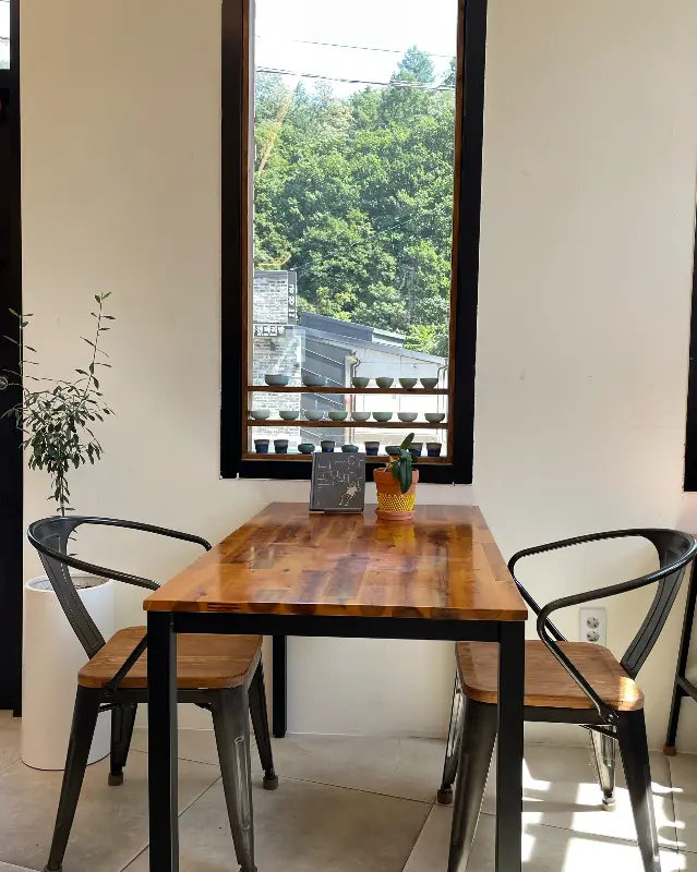 창밖 풍경이 보이는 테이블