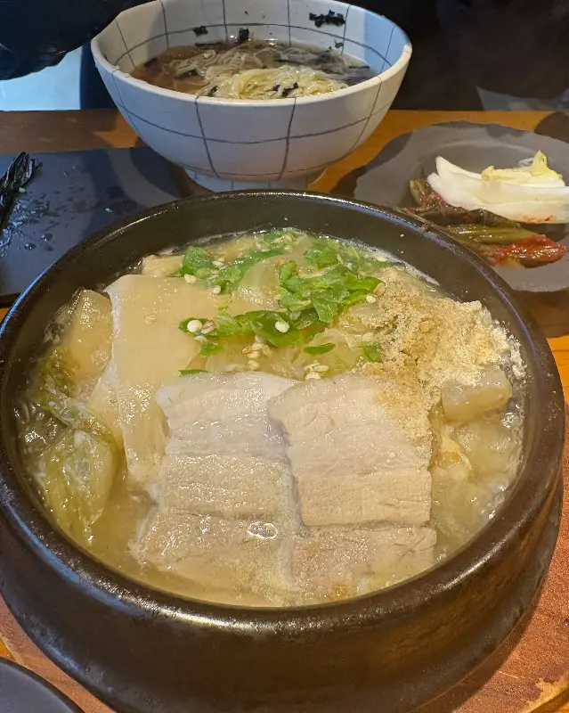 백김치찜과 냉소바가 테이블 위에 놓여있다.