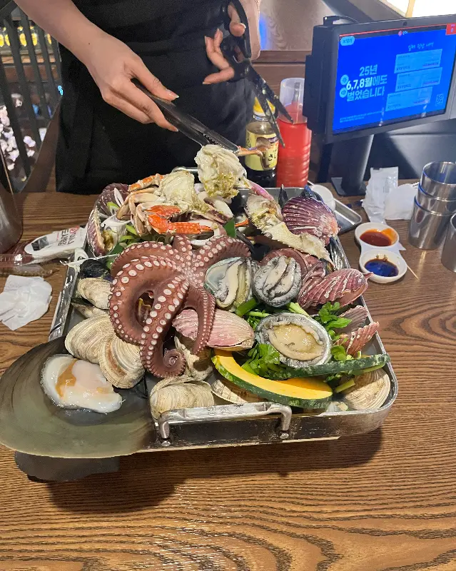 해산물 손질 모습