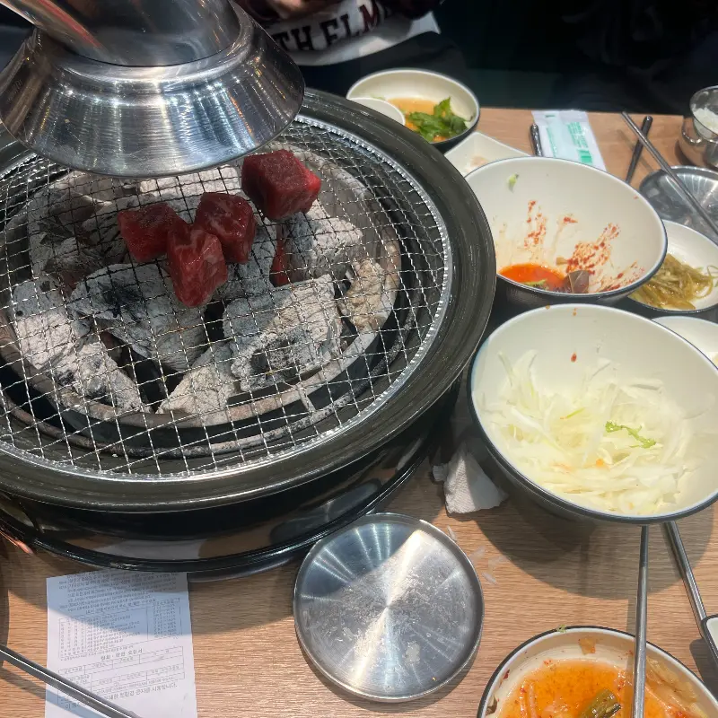 숯불에 구워지는 큐브 눈꽃살