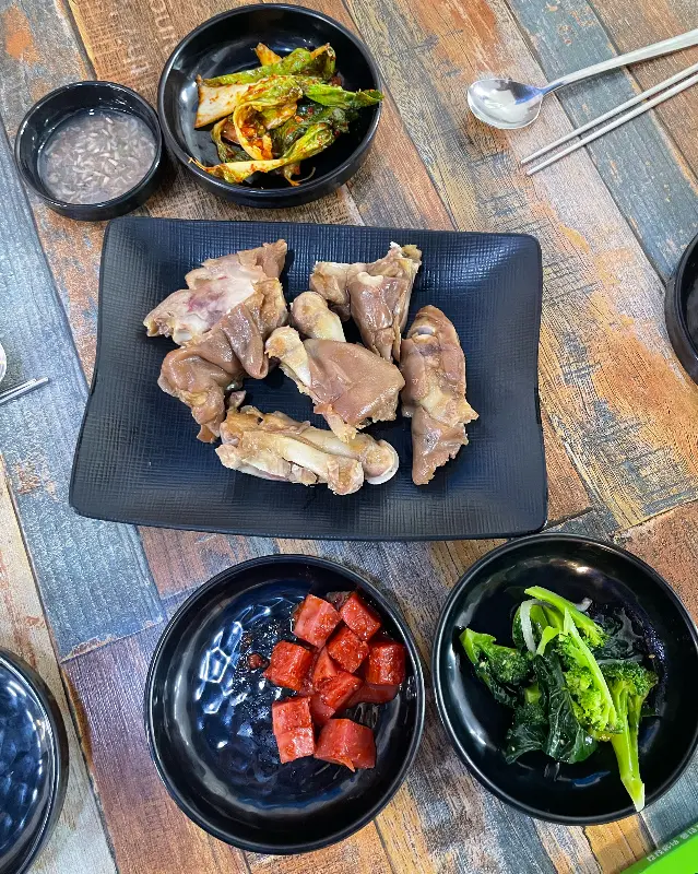 수육과 함께 나오는 다양한 곁들임 메뉴들