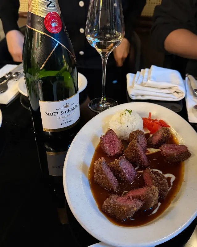 잘 구워진 심카츠와 샴페인의 조화