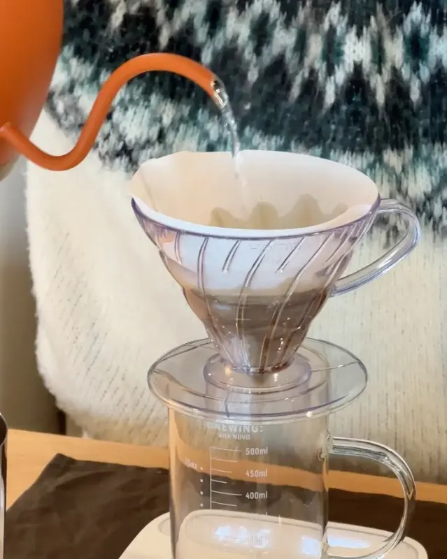 핸드드립 커피를 내리는 모습