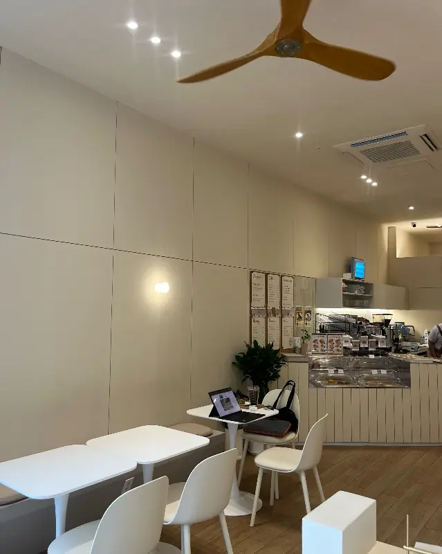 카페 내부 전경