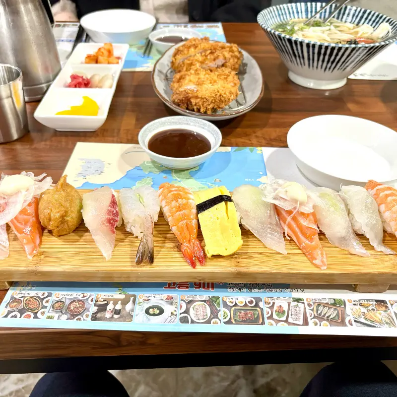 초밥, 돈까스, 우동, 샐러드까지 완벽한 한 상