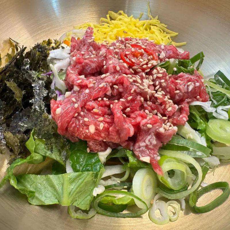 육회비빔밥 근접샷