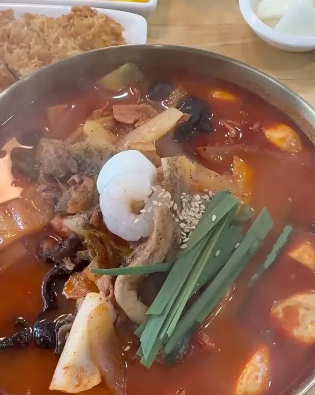 돈까스 한 조각이 큼지막하게 올라간 짬뽕