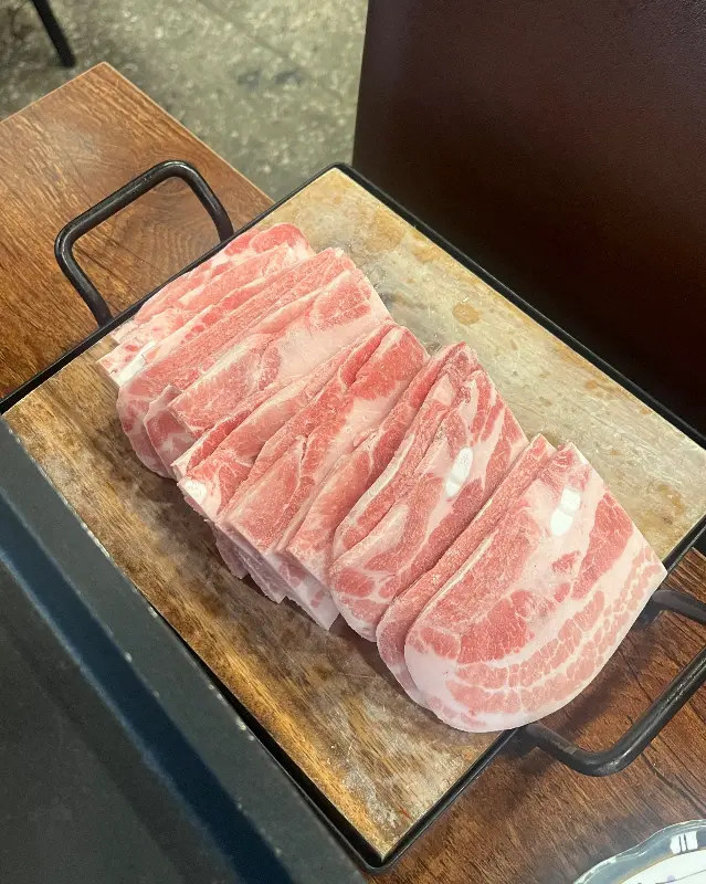 육즙 가득한 제주 오겹살