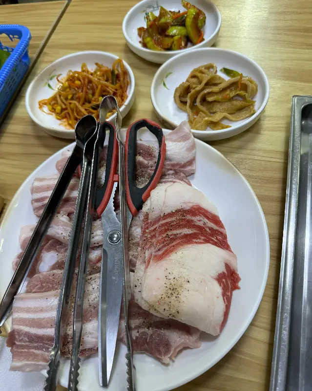 푸짐하게 담겨 나온 삼겹살의 모습