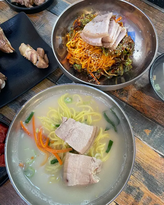 고기국수와 비빔국수, 그리고 수육 한 상 차림