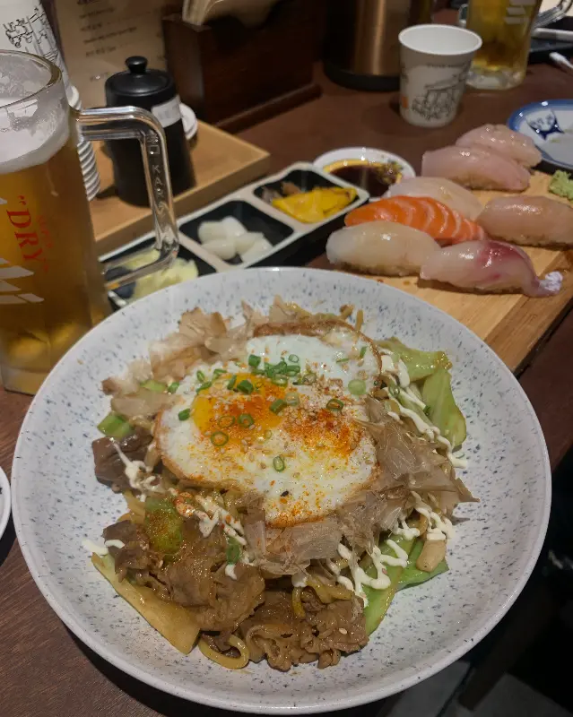 윤기가 흐르는 야끼소바와 맥주