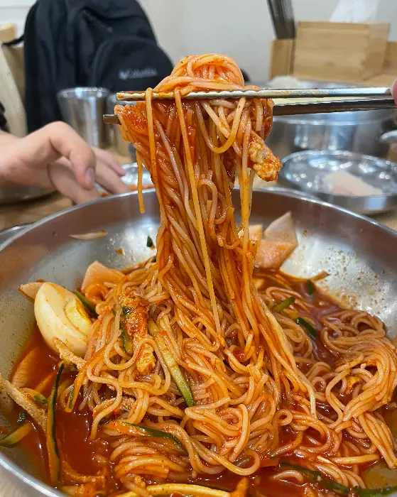 젓가락으로 집어 올린 밀면