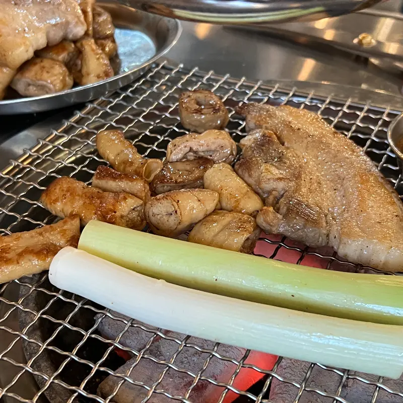 불판 위의 막창과 삼겹살