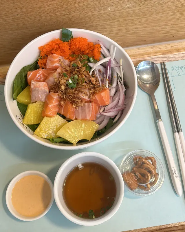 다채로운 토핑이 조화롭게 어우러진 포케