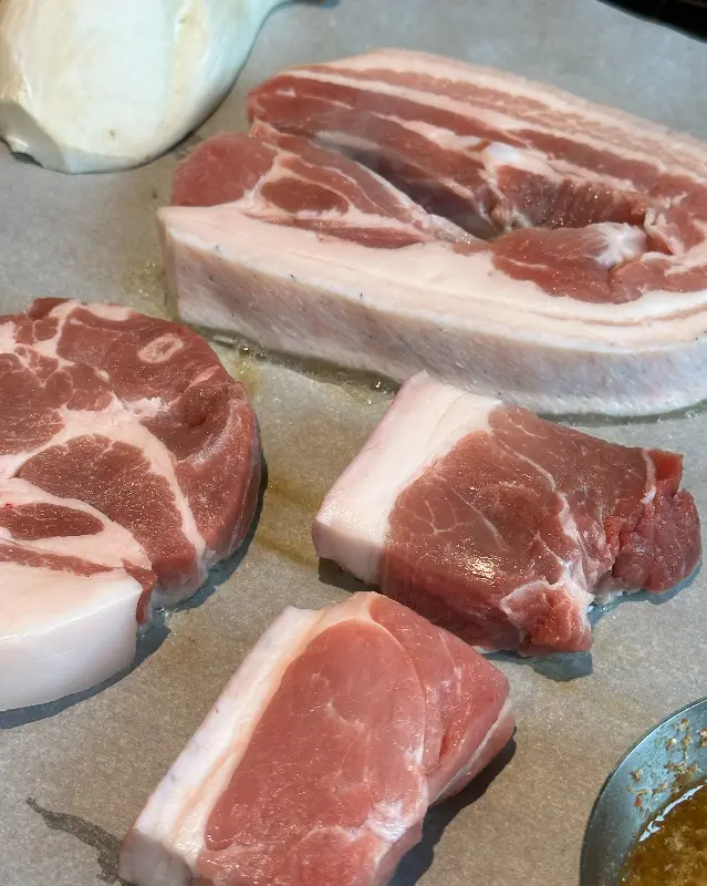 윤기가 흐르는 흑돼지