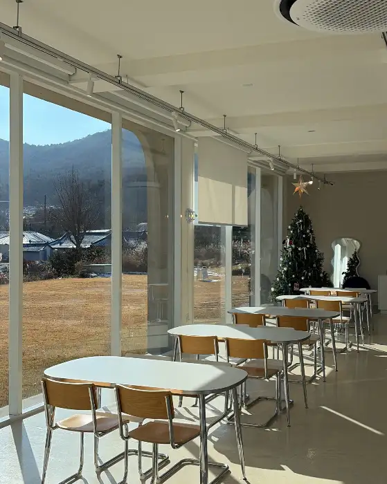 카페 내부 테이블과 창밖 풍경