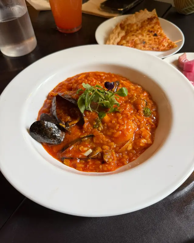 따끈하고 바삭한 씬피자