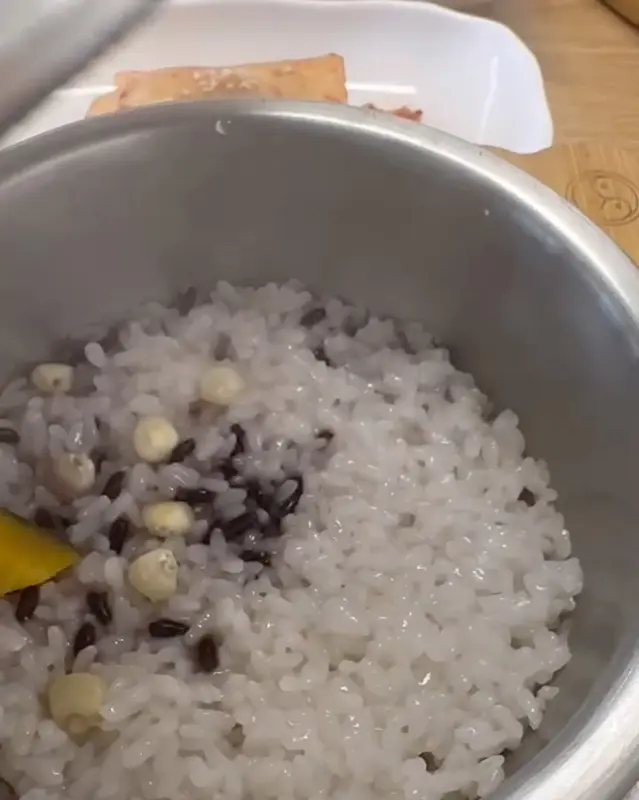 깔끔하게 정돈된 반찬들