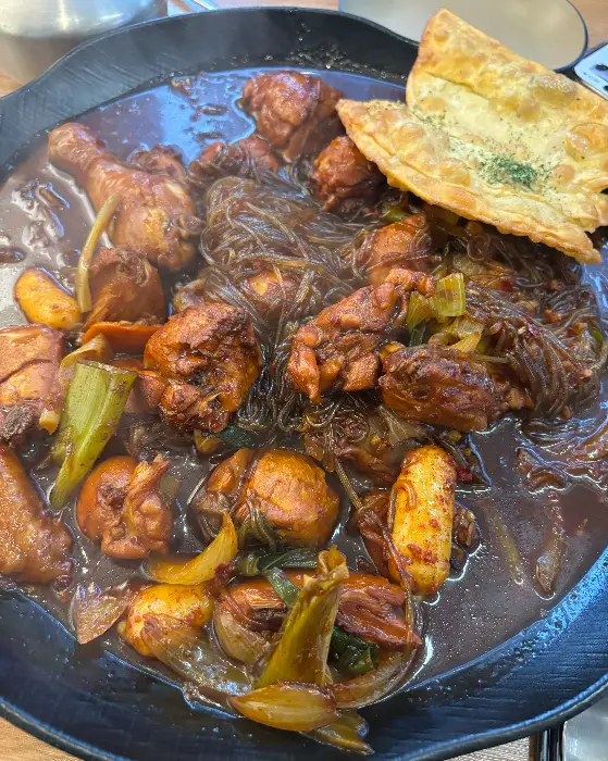 찜닭과 납작 만두의 푸짐한 한상