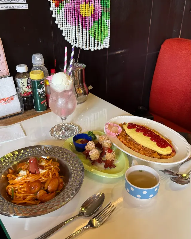 킷사핫피엔도 음식 한상 차림