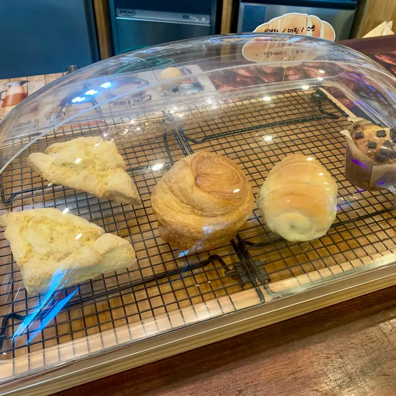 다양한 종류의 빵과 디저트