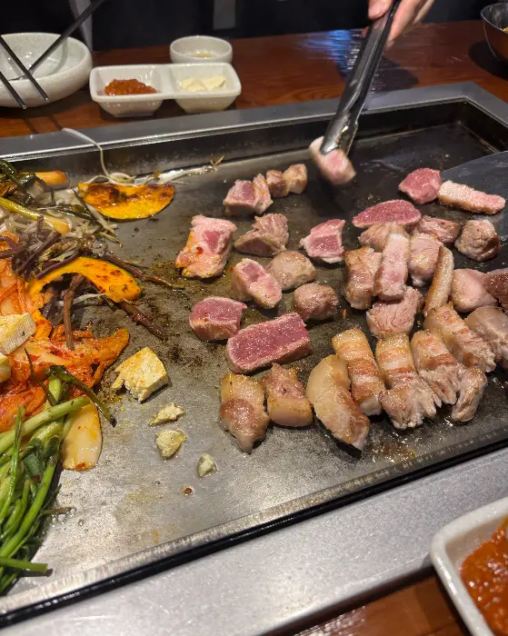 노릇노릇하게 익은 삼겹살 한 점