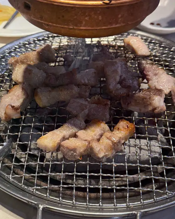 숯불 위에서 구워지는 삼겹살