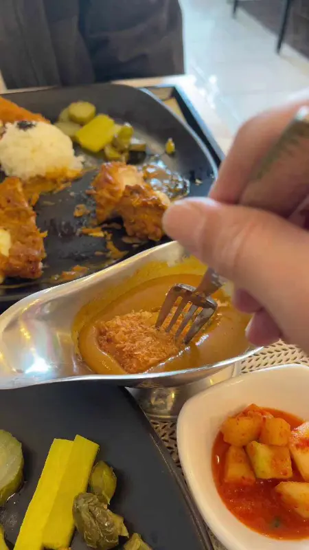 돈까스를 소스에 찍어 먹는 모습