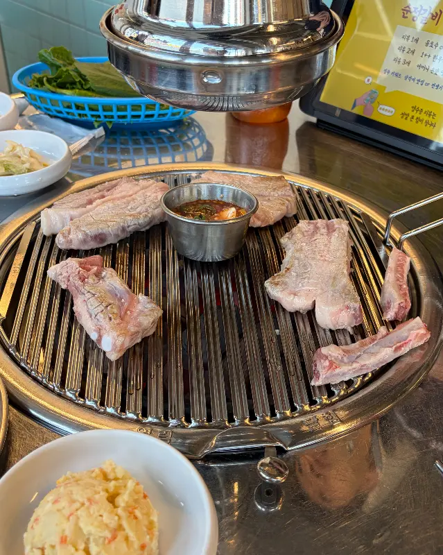 숯불 위에 지글거리는 생갈비