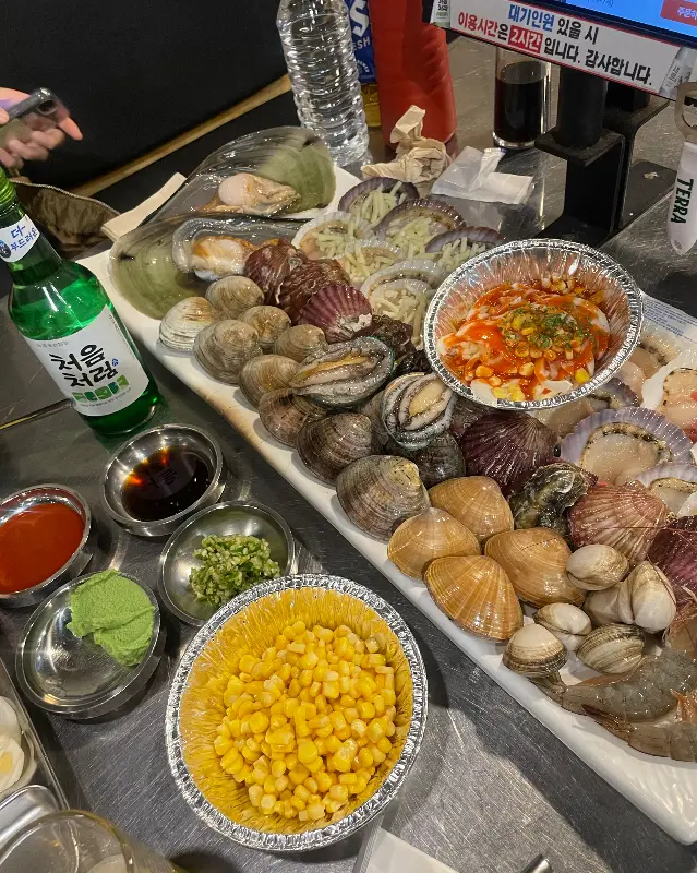 싱싱한 조개구이 한 상 차림