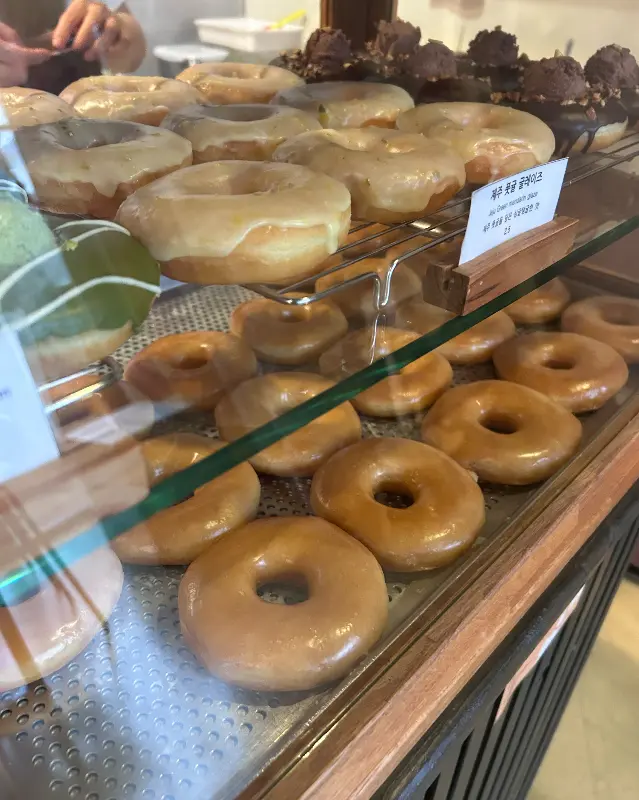 쇼케이스 안의 다양한 도넛들