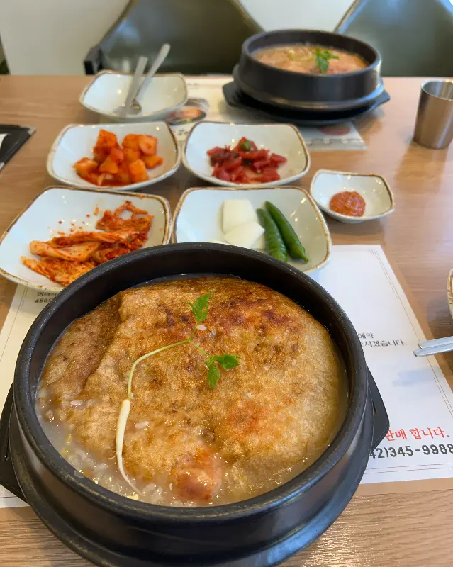 다채로운 밑반찬과 함께 즐기는 삼계탕