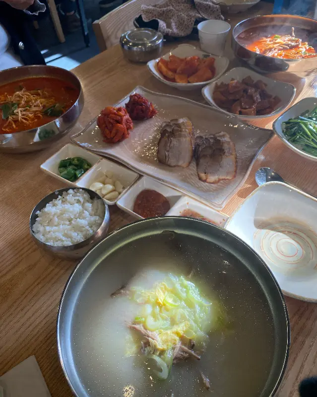 육개장과 함께 차려진 푸짐한 한 상