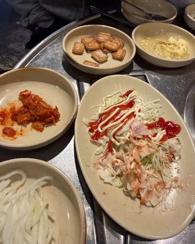 샐러드, 김치, 건빵 등 밑반찬