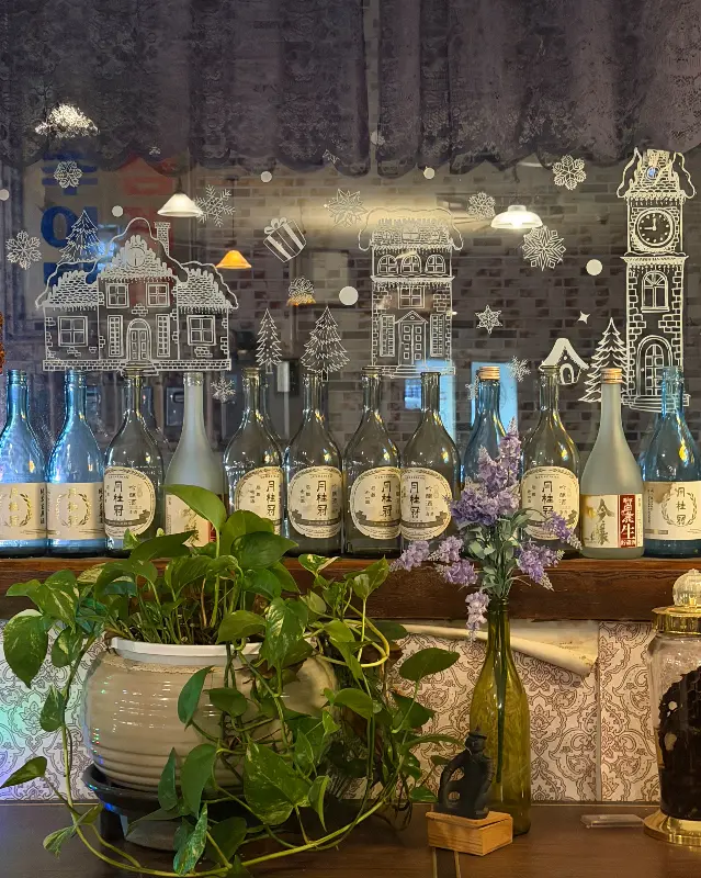 창가에 진열된 사케 병들