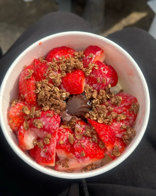 딸기 토핑이 가득한 요거트 아이스크림