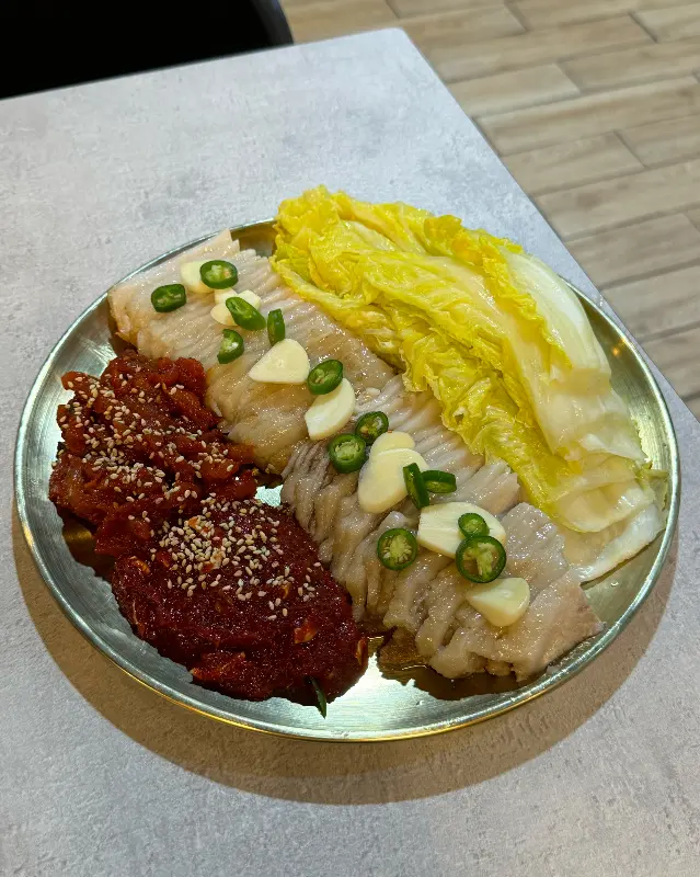 가지런히 놓인 보쌈, 김치, 배추