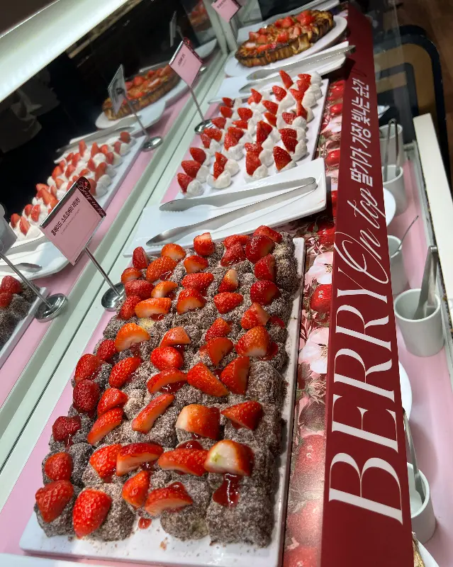 애슐리퀸즈 다산점의 딸기 디저트 코너