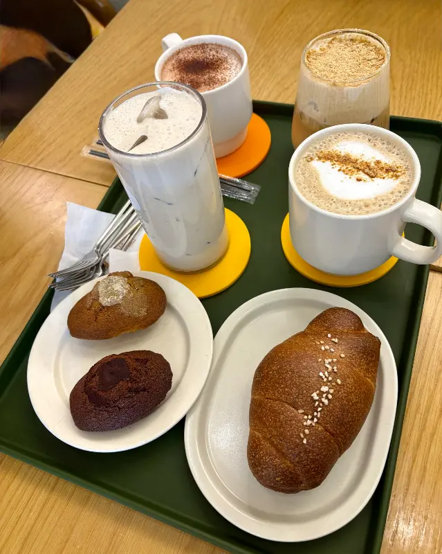 쟁반 위에 놓인 다양한 음료와 구움과자