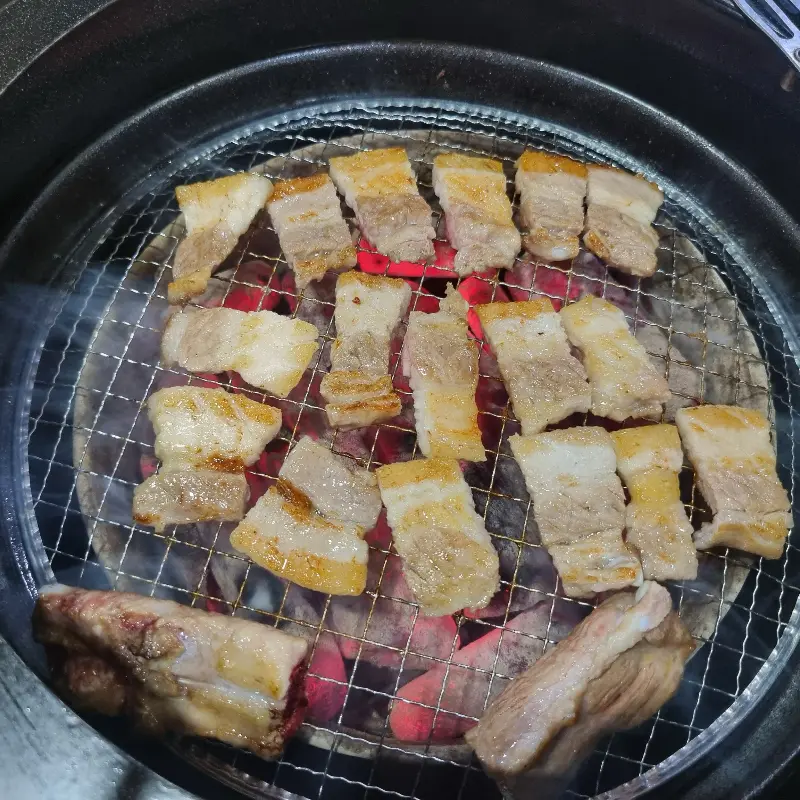 숯불 위에 구워지는 돼지갈비