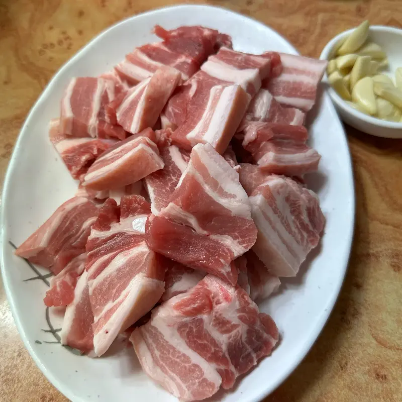 접시에 담겨 나온 두툼한 생삼겹살