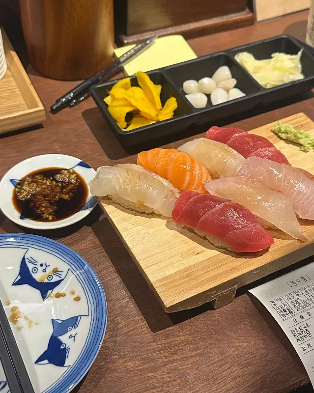 싱싱한 재료가 돋보이는 초밥