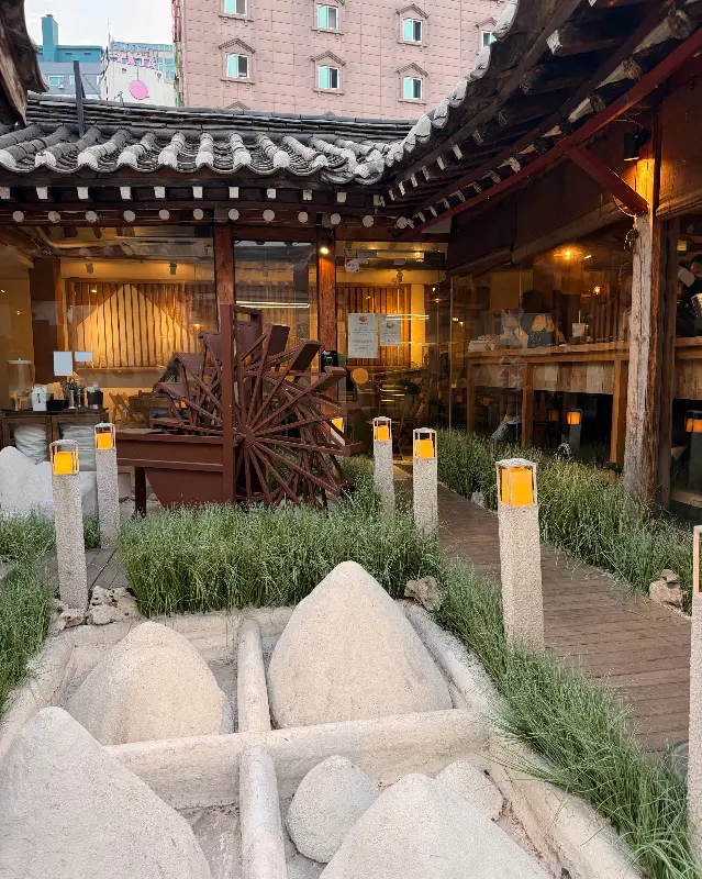 소하염전 외관, 물레방아가 눈에 띈다