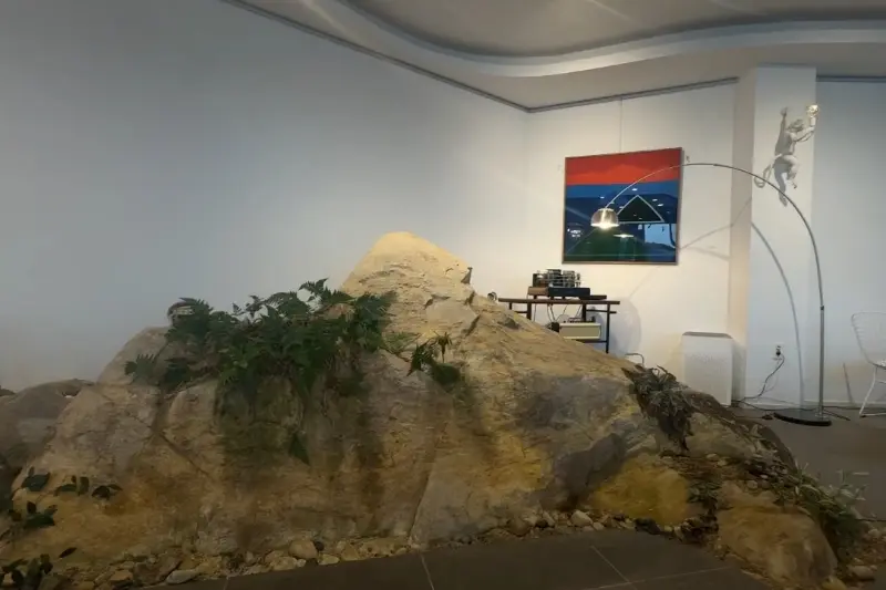 카페 내부의 거대한 바위