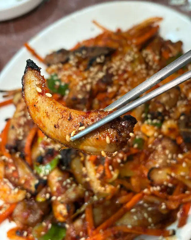 젓가락으로 집어 올린 양념 꼼장어