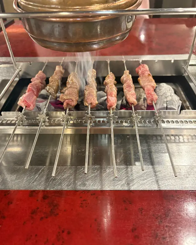 숯불 위 양갈비살 꼬치