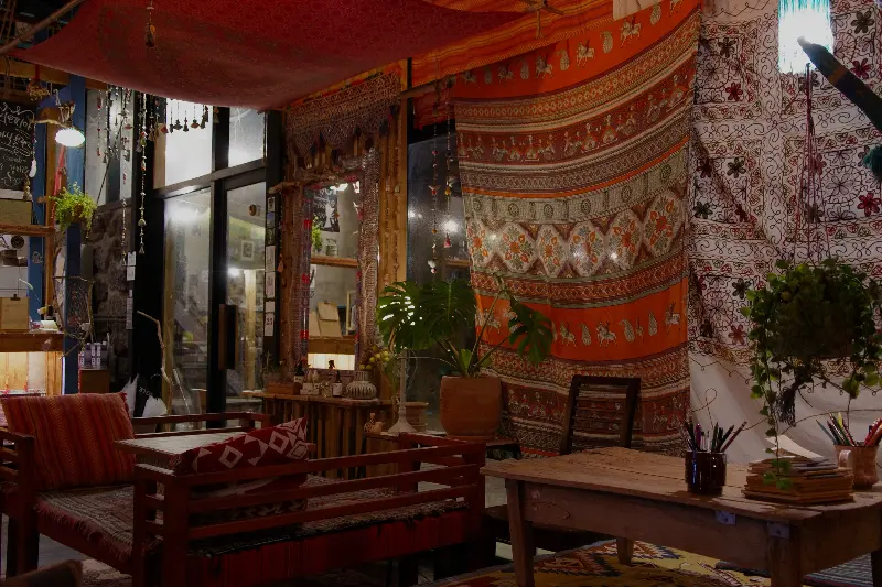 붉은 색감의 인테리어